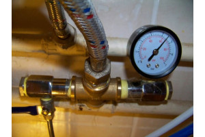 Нормы давления воды в системе: что показывает манометр и почему это важно